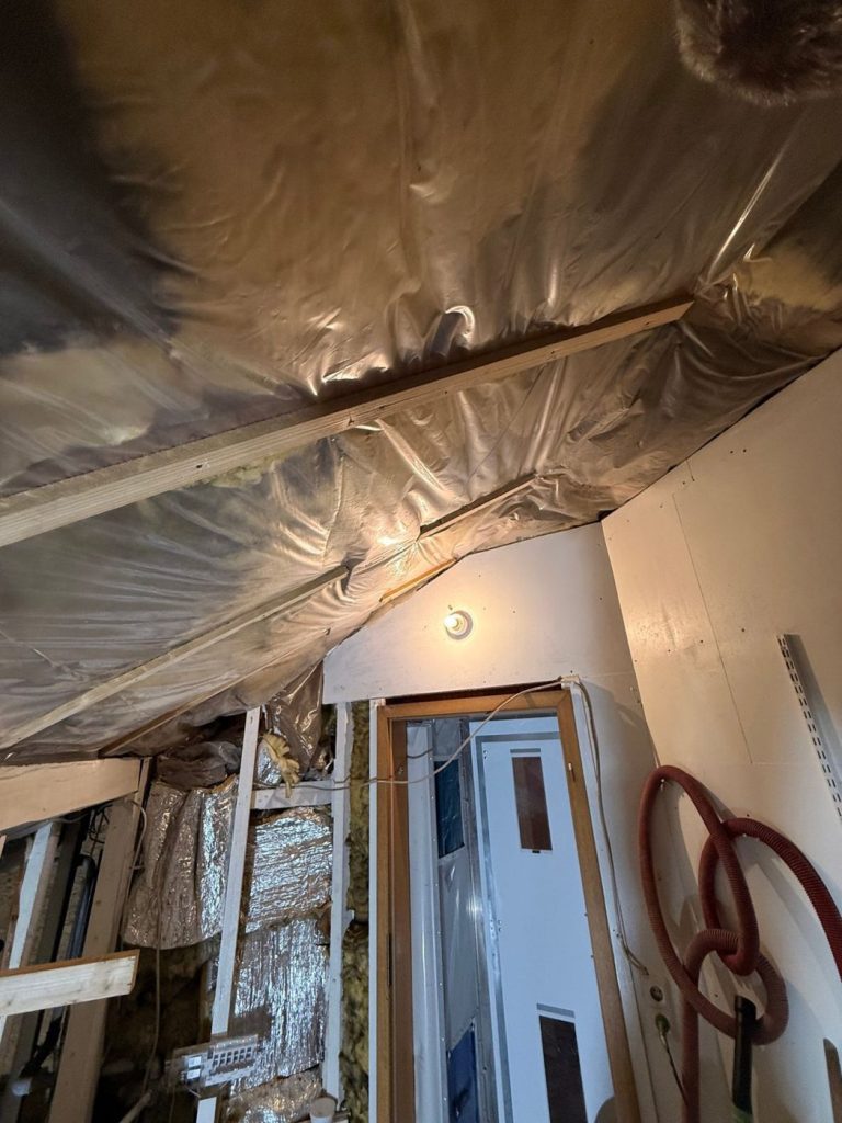 Staubdichte Abschottung mit Folie und Personenschleuse im Dachgeschoss